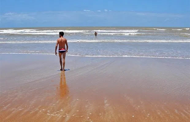 Vila Velha: praia vazia e pouco ocupada por banhistas