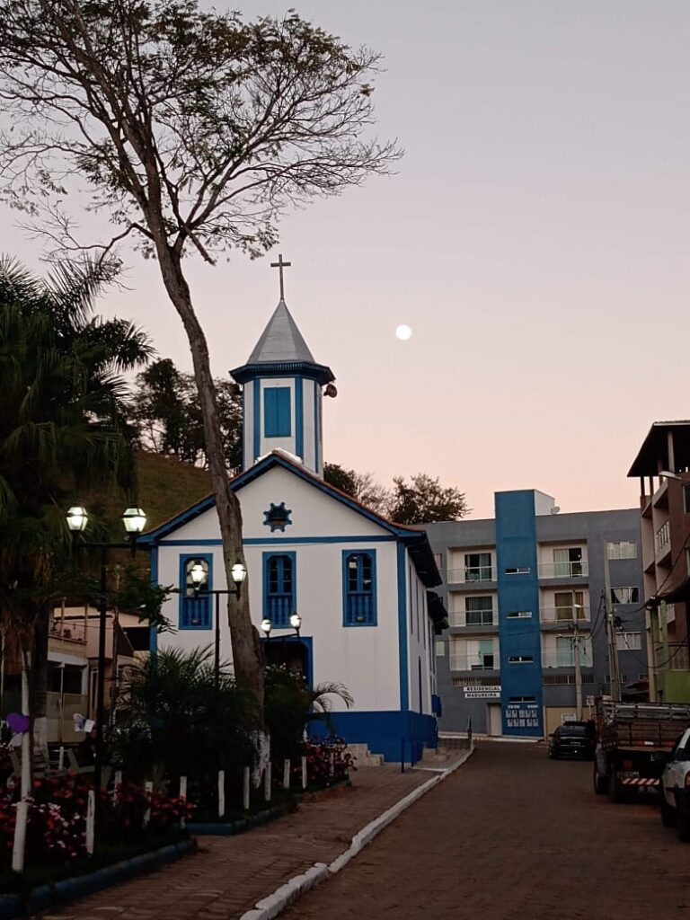 Algumas construções destoam do conjunto arquitetônico, mas não tiram a beleza da igreja e da praça