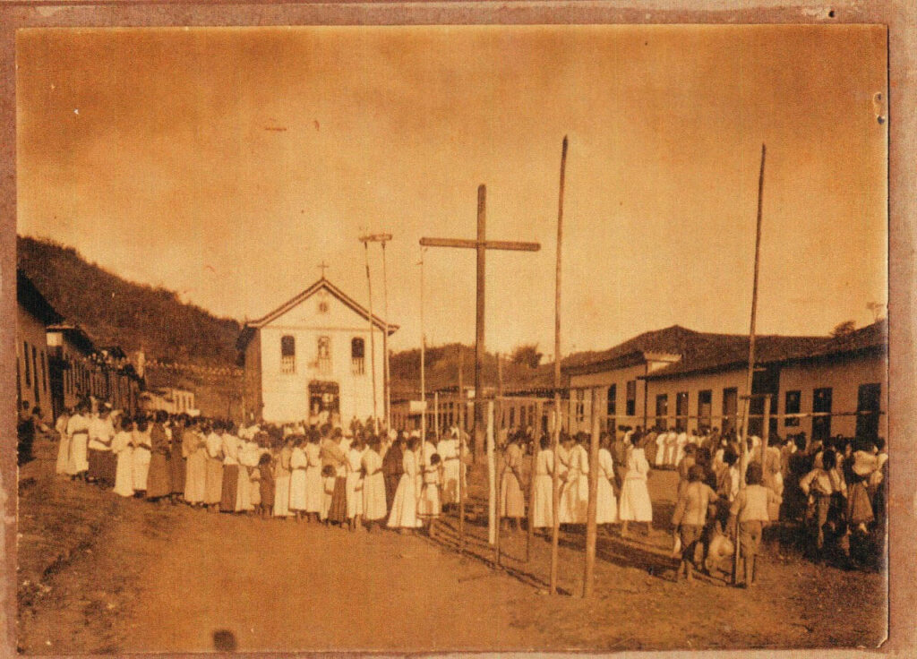 Passabém tem maioria católica, que comemora o Dia do Padroeiro desde o início do século passado, quando a capela não tinha torre