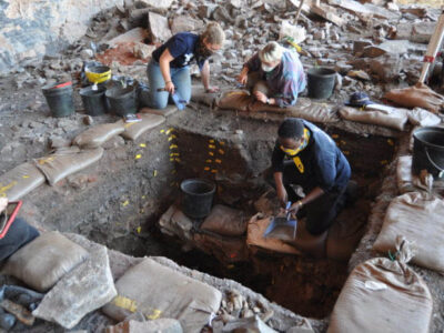 Escavações arqueológicas em Ga-Mohana Hill North Rockshelter, onde as primeiras evidências de comportamentos complexos do Homo sapiens foram recuperadas. Crédito: Jayne Wilkins