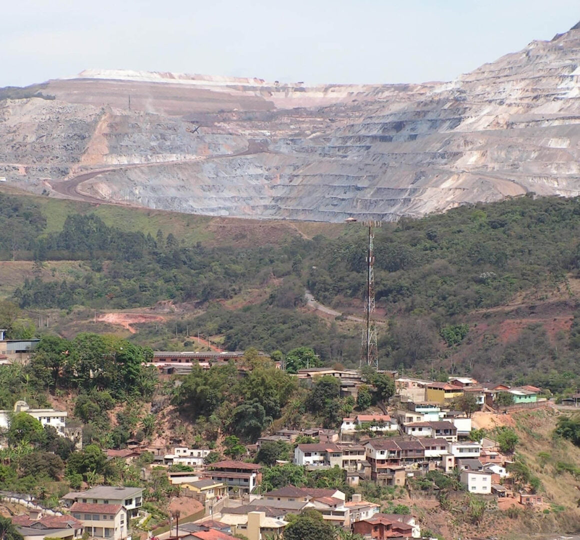 Rur Brasileiro, patrocinado pela Vale, mesmo deixando grandes cavas na mineração de ferro em Itabira (Foto O Trem Itabirano)