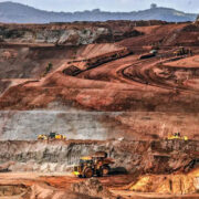 Minas de Itabira, à exceção do Cauê que virou uma cava imensa, continuam em operação e, por enquanto, gerando riquezas para a mineradora Vale