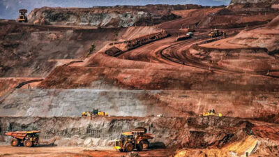 Minas de Itabira, à exceção do Cauê que virou uma cava imensa, continuam em operação e, por enquanto, gerando riquezas para a mineradora Vale