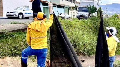 Vereador presidente da Câmara fala com trabalhadores no Bairro Colina da Praia