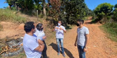 Presidente e vice-presidente da associação comunitária local recebe as autoridades e faz reivindicações às autoridades, demonstrando esperança na solução de seus problemas.