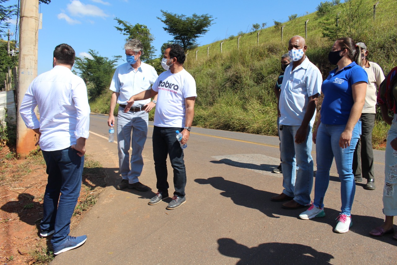 Em companhia de assessores do alto escalão da Prefeitura prefeito Marco Antônio Lage visita Bairro Boa Esperança, anuncia conclusão de obra e anota reivindicações da comunidade.