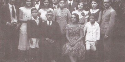Descrição na página 4, do livro Morro Escuro, de Rosemary Penido de Alvarenga (quarta edição/2005): “Foto de julho de 1932, a família do Sr. Álvaro e D. Haydée. Atrás: Álvaro (Alvito), Iara, Oswaldo, Haydée (Didi), Acrísio, Roger, Dalvo, Alaíde, Dinorah e Mauro. Na frente: Mozart, os pais, Álvaro e Haydée, e Colombo” (de roupas claras, o menor de todos)