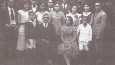 Descrição na página 4, do livro Morro Escuro, de Rosemary Penido de Alvarenga (quarta edição/2005): “Foto de julho de 1932, a família do Sr. Álvaro e D. Haydée. Atrás: Álvaro (Alvito), Iara, Oswaldo, Haydée (Didi), Acrísio, Roger, Dalvo, Alaíde, Dinorah e Mauro. Na frente: Mozart, os pais, Álvaro e Haydée, e Colombo” (de roupas claras, o menor de todos)