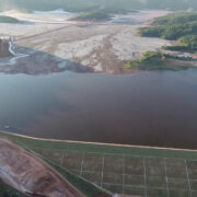 Será que o itabirano precisa sofrer mais que todos os povos do mundo? A cidade está cercada de barragens por todos os lados, ou seja, virou uma ilha de lamaçal ameaçados (Foto Divulgação)