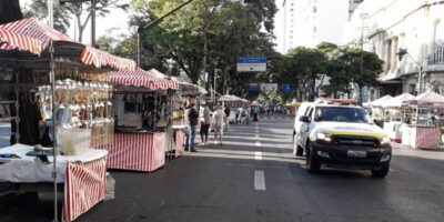 Desde as primeiras horas do Dia das Mães, os expositores, acompanhados pela polícia, organizaram as Feira Hippie da Avenida Afonso Pena Movimento que retornou à Avenida Afonso Pena, BH, voltou a ser intenso no retorno da tradicional Feira Hippie