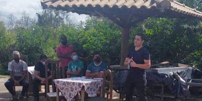 “Vereador presidente, Vetão, dialoga com moradores da Vista Alegre que ainda não têm energia elétrica em suas residências.