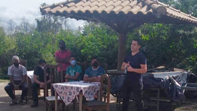 “Vereador presidente, Vetão, dialoga com moradores da Vista Alegre que ainda não têm energia elétrica em suas residências.