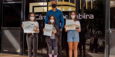 Na porta da sede do Poder Legislativo: vereador com as meninas de trabalho reconhecido