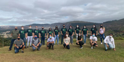 Turma itabirana que saudou o Dia Mundial do Meio Ambiente fez pose no Pico do Amor depois de visitar a Mata do Intelecto (Foto Coord. Com. Social – PMI)