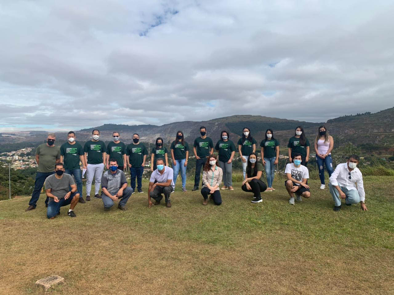 Turma itabirana que saudou o Dia Mundial do Meio Ambiente fez pose no Pico do Amor depois de visitar a Mata do Intelecto (Foto Coord. Com. Social – PMI)