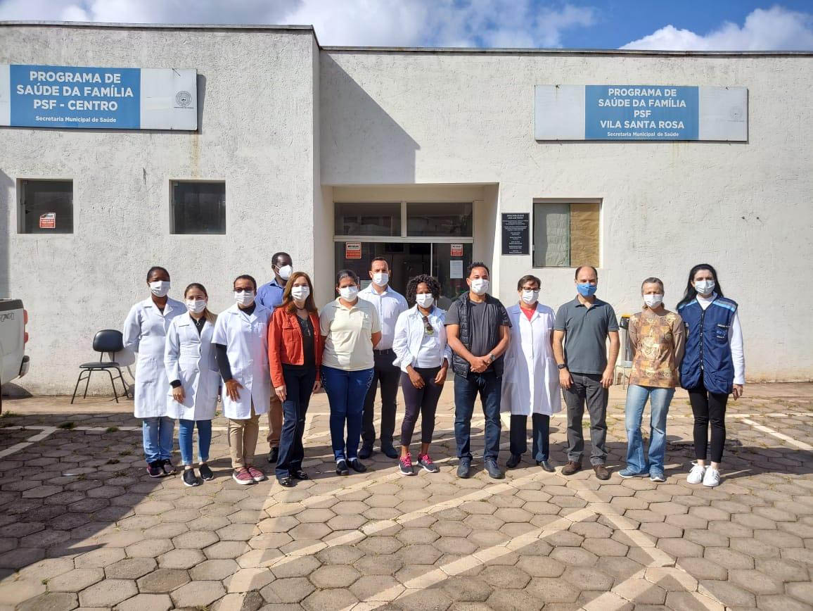 Equipe de vacinação com o prefeito, secretária de Saúde e vereadores no PSF (Centro/Vila Santa Rosa)