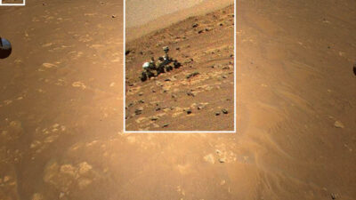 A Ingenuity fotografou o Perseverance durante seu terceiro vôo. Na época, o mini-helicóptero estava a cerca de 85 m do rover e voando lateralmente a uma altitude de 5 m. Um dos pés do Ingenuity também é visível na borda da imagem, logo abaixo do veículo espacial. — Foto: Nasa