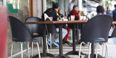 Bares e restaurantes dos municípios citados (cinco macrorregiões de MG) devem fechar as portas às 19 horas