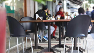 Bares e restaurantes dos municípios citados (cinco macrorregiões de MG) devem fechar as portas às 19 horas