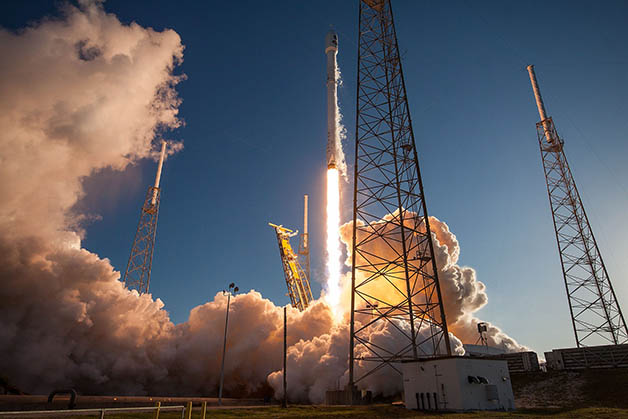 Decolagem do foguete Falcon 9, que levou em 2018 o TESS ao espaço: constantes visitas ao espaço sideral ainda não levou a ciência a conclusões seguras © Wikimedia Commons