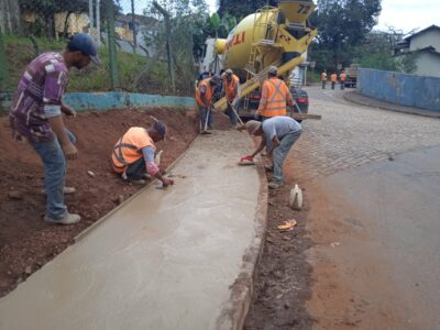 Construção de passeio do Bairro Campestre ao Pedreira, iniciada em abril, será concluída em setembro, segundo Secretaria Municipal de Obras