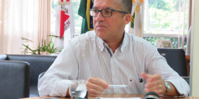 Ex-prefeito Damon Lázaro de Sena atendeu prontamente ligação e prometeu enviar explicações sobre contas de 2016. Ex-secretários afirmam que ele deve apresentar recursos ao TCMG (Foto: A Voz de Itabira)
