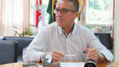 Ex-prefeito Damon Lázaro de Sena atendeu prontamente ligação e prometeu enviar explicações sobre contas de 2016. Ex-secretários afirmam que ele deve apresentar recursos ao TCMG (Foto: A Voz de Itabira)