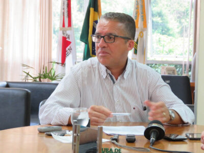 Ex-prefeito Damon Lázaro de Sena atendeu prontamente ligação e prometeu enviar explicações sobre contas de 2016. Ex-secretários afirmam que ele deve apresentar recursos ao TCMG (Foto: A Voz de Itabira)