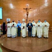 Lançamento do “Selo Dom Mário”: padres, bispo Marco Aurélio, prefeito Marco Antônio Lage e a gerente dos Correios Graziele Sales