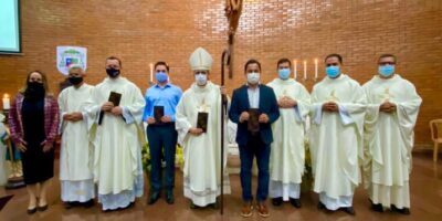 Lançamento do “Selo Dom Mário”: padres, bispo Marco Aurélio, prefeito Marco Antônio Lage e a gerente dos Correios Graziele Sales