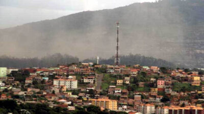 Qualquer ventania em Itabira provoca este caos: a poeira cobre praticamente toda Itabira, o que pode acabar com a exaustão. Mas e a receita da Prefeitura? (Crédito: Vila de Utopia)